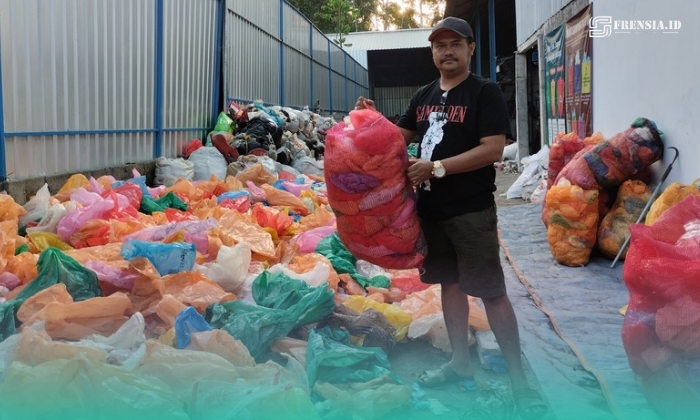 Muhammad Arif Yulianto, Pengelola Bank Sampah Krajan Kencong, Jember saat akan mengolah sampah plastik (Foto: Fadli/Frensia). 