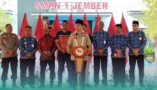 Bupati Jember, Muhammad Fawait, saat acara Pro Gus 'e di Lapangan SMPN 1 Jember (Foto: Fadli/Frensia).