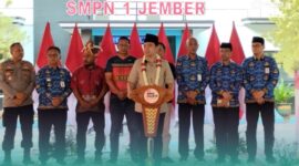 Bupati Jember, Muhammad Fawait, saat acara Pro Gus 'e di Lapangan SMPN 1 Jember (Foto: Fadli/Frensia). 