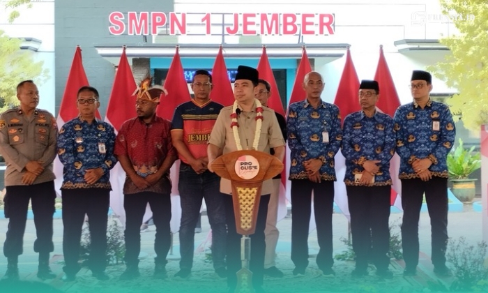 Bupati Jember, Muhammad Fawait, saat acara Pro Gus 'e di Lapangan SMPN 1 Jember (Foto: Fadli/Frensia). 