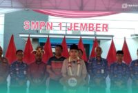 Bupati Jember, Muhammad Fawait, saat sambutan dalam acara Pro Gus e di Lapangan SMPN 1 Jember (Foto: Fadli/Frensia). 