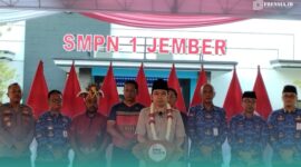 Bupati Jember, Muhammad Fawait, saat sambutan dalam acara Pro Gus e di Lapangan SMPN 1 Jember (Foto: Fadli/Frensia). 