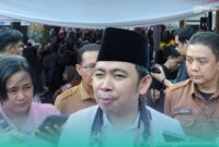 Bupati Jember, Muhammad Fawait saat ditemui awak media setelah acara Bunga Desaku di Kantor Desa Pakusari (Fadli/Frensia). 