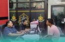 Pelaku berinisial ABT saat menjalani pemeriksaan oleh pihak Polres Jember (Foto: Fadli/Frensia).  