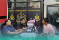 Pelaku berinisial ABT saat menjalani pemeriksaan oleh pihak Polres Jember (Foto: Fadli/Frensia).  