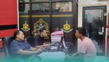 Pelaku berinisial ABT saat menjalani pemeriksaan oleh pihak Polres Jember (Foto: Fadli/Frensia).