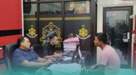 Pelaku berinisial ABT saat menjalani pemeriksaan oleh pihak Polres Jember (Foto: Fadli/Frensia).  