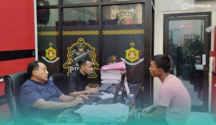 Pelaku berinisial ABT saat menjalani pemeriksaan oleh pihak Polres Jember (Foto: Fadli/Frensia).