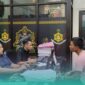 Pelaku berinisial ABT saat menjalani pemeriksaan oleh pihak Polres Jember (Foto: Fadli/Frensia).  
