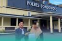 Kuasa Hukum Pelapor Ach. Fais (kiri), bersama  pelapor di depan Mapolres Bondowoso (Foto: Istimewa). 