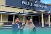 Kuasa Hukum Pelapor Ach. Fais (kiri), bersama  pelapor di depan Mapolres Bondowoso (Foto: Istimewa). 