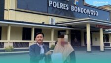 Kuasa Hukum Pelapor Ach. Fais (kiri), bersama  pelapor di depan Mapolres Bondowoso (Foto: Istimewa). 