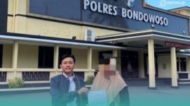 Kuasa Hukum Pelapor Ach. Fais (kiri), bersama  pelapor di depan Mapolres Bondowoso (Foto: Istimewa). 
