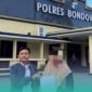 Kuasa Hukum Pelapor Ach. Fais (kiri), bersama  pelapor di depan Mapolres Bondowoso (Foto: Istimewa). 