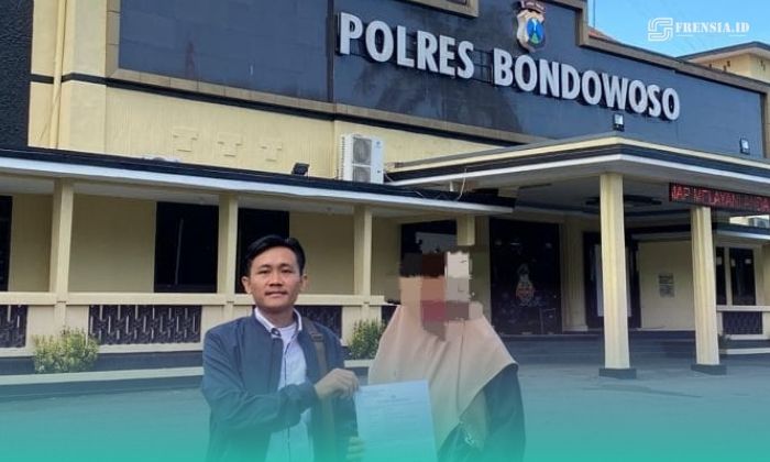 Kuasa Hukum Pelapor Ach. Fais (kiri), bersama  pelapor di depan Mapolres Bondowoso (Foto: Istimewa). 