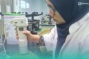 Mahasiswa S3 Universitas Jember (UNEJ), Aulia Brilliantina saat mengecek kematangan durian (Foto: Istimewa). 