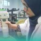 Mahasiswa S3 Universitas Jember (UNEJ), Aulia Brilliantina saat mengecek kematangan durian (Foto: Istimewa). 
