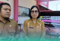 Pj Homecare Puskesmas Sukowono, Sony Dwi Prasetyo (kiri), Kepala UPTD Puskesmas Sukowono, dr. Triningtyas Ninik Widyawati (kanan) (Foto: Fadli/Frensia). 