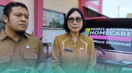 Pj Homecare Puskesmas Sukowono, Sony Dwi Prasetyo (kiri), Kepala UPTD Puskesmas Sukowono, dr. Triningtyas Ninik Widyawati (kanan) (Foto: Fadli/Frensia). 