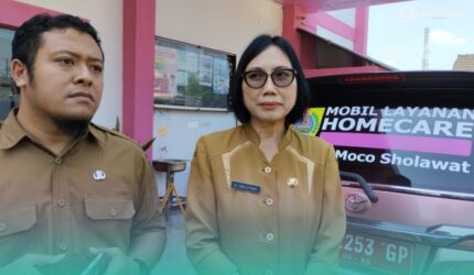 Pj Homecare Puskesmas Sukowono, Sony Dwi Prasetyo (kiri), Kepala UPTD Puskesmas Sukowono, dr. Triningtyas Ninik Widyawati (kanan) (Foto: Fadli/Frensia).