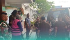 Salah satu tersangka yang akan dibawa ke rumah tahanan (rutan) Kabupaten Jember (Foto: Sigit/Frensia).