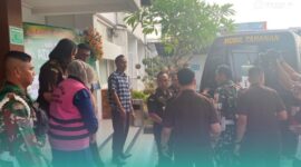 Salah satu tersangka yang akan dibawa ke rumah tahanan (rutan) Kabupaten Jember (Foto: Sigit/Frensia). 