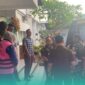 Salah satu tersangka yang akan dibawa ke rumah tahanan (rutan) Kabupaten Jember (Foto: Sigit/Frensia). 
