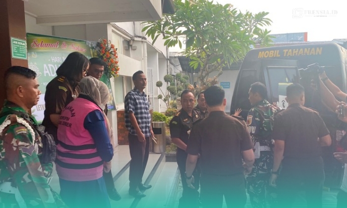 Salah satu tersangka yang akan dibawa ke rumah tahanan (rutan) Kabupaten Jember (Foto: Sigit/Frensia). 
