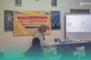 Petugas puskesmas saat membagikan telur kepada anak-anak (Foto: Istimewa). 