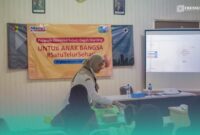 Petugas puskesmas saat membagikan telur kepada anak-anak (Foto: Istimewa). 