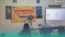 Petugas puskesmas saat membagikan telur kepada anak-anak (Foto: Istimewa). 