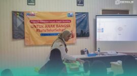 Petugas puskesmas saat membagikan telur kepada anak-anak (Foto: Istimewa). 