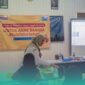 Petugas puskesmas saat membagikan telur kepada anak-anak (Foto: Istimewa). 