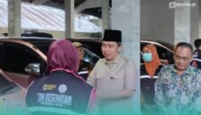 Bupati Jember, Muhammad Fawait saat mengecek kesiapan armada homecare di Kantor Dinas Kesehatan (Foto: Fadli/Frensia).
