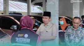Bupati Jember, Muhammad Fawait saat mengecek kesiapan armada homecare di Kantor Dinas Kesehatan (Foto: Fadli/Frensia). 