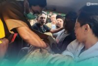 Jasad pemburu burung, Yusuf Hariawan (35), saat dievakuasi oleh pihak petugas rumah sakit dan warga setempat (Foto: Istimewa). 