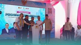 Bupati Jember, Muhammad Fawait, bersama Wakil Menteri Kesehatan RI, Benjamin Paulus Octavianus, Badan Percepatan Pengentasan Kemiskinan (BP Taskin), Iwan Sumule, Anggota DPR RI Kawendra Lukistian, Anggota DPRD Jawa Timur, serta Dr. Agung Mulyono (Foto: Sigit/Frensia). 