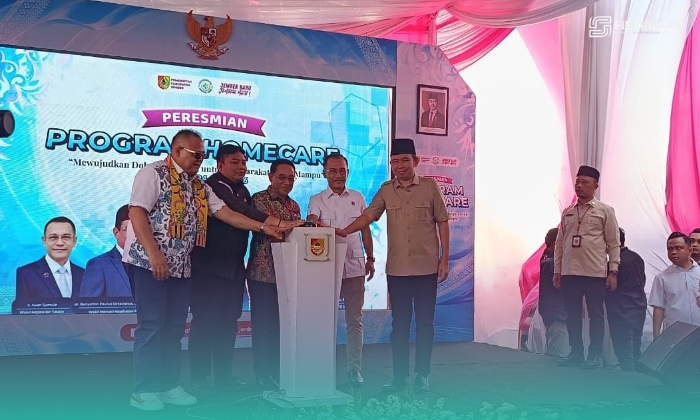 Bupati Jember, Muhammad Fawait, bersama Wakil Menteri Kesehatan RI, Benjamin Paulus Octavianus, Badan Percepatan Pengentasan Kemiskinan (BP Taskin), Iwan Sumule, Anggota DPR RI Kawendra Lukistian, Anggota DPRD Jawa Timur, serta Dr. Agung Mulyono (Foto: Sigit/Frensia). 