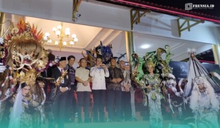 Sesi foto bersama Bupati Jember, Muhammad Fawait, bersama para tamu undangan (Foto: Fadli/Frensia).