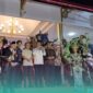 Sesi foto bersama Bupati Jember, Muhammad Fawait, bersama para tamu undangan (Foto: Fadli/Frensia). 