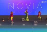 Penampilan Novia Bachmid, saat membawakan lagu Tabola Bale di acara Jember Fashion Carnaval (Foto: Sigit/Frensia). 