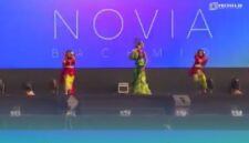 Penampilan Novia Bachmid, saat membawakan lagu Tabola Bale di acara Jember Fashion Carnaval (Foto: Sigit/Frensia). 