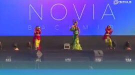 Penampilan Novia Bachmid, saat membawakan lagu Tabola Bale di acara Jember Fashion Carnaval (Foto: Sigit/Frensia). 