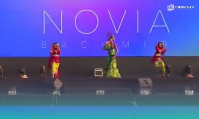 Penampilan Novia Bachmid, saat membawakan lagu Tabola Bale di acara Jember Fashion Carnaval (Foto: Sigit/Frensia). 