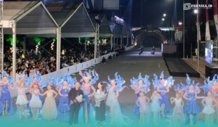 Penampilan talent saat Artwear Carnival garapan dari para desainer (Foto: Fadli/Frensia).