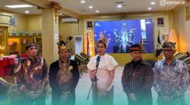 Kementerian Pariwisata RI bersama Pemerintah Provinsi Jawa Timur (Pemprov Jatim) saat wawancara  doorstop dalam acara Jember Fashion Carnaval (JFC) (Foto: Sigit/Frensia). 