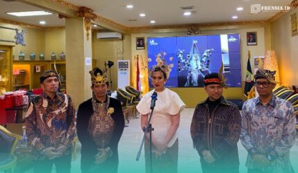 Kementerian Pariwisata RI bersama Pemerintah Provinsi Jawa Timur (Pemprov Jatim) saat wawancara doorstop dalam acara Jember Fashion Carnaval (JFC) (Foto: Sigit/Frensia).