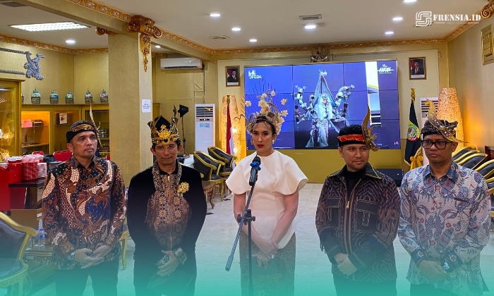 Kementerian Pariwisata RI bersama Pemerintah Provinsi Jawa Timur (Pemprov Jatim) saat wawancara  doorstop dalam acara Jember Fashion Carnaval (JFC) (Foto: Sigit/Frensia). 