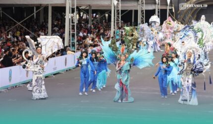 Salah satu penampilan kostum yang dipakai oleh talent, saat acara puncak Grand Carnival JFC 2026 (Foto: Sigit/Frensia).