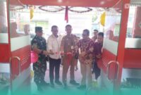 Peresmian Bank Jatim KCP Kalisat dibuka kembali dengan ditandai pemotongan pita (Foto: Febri). 